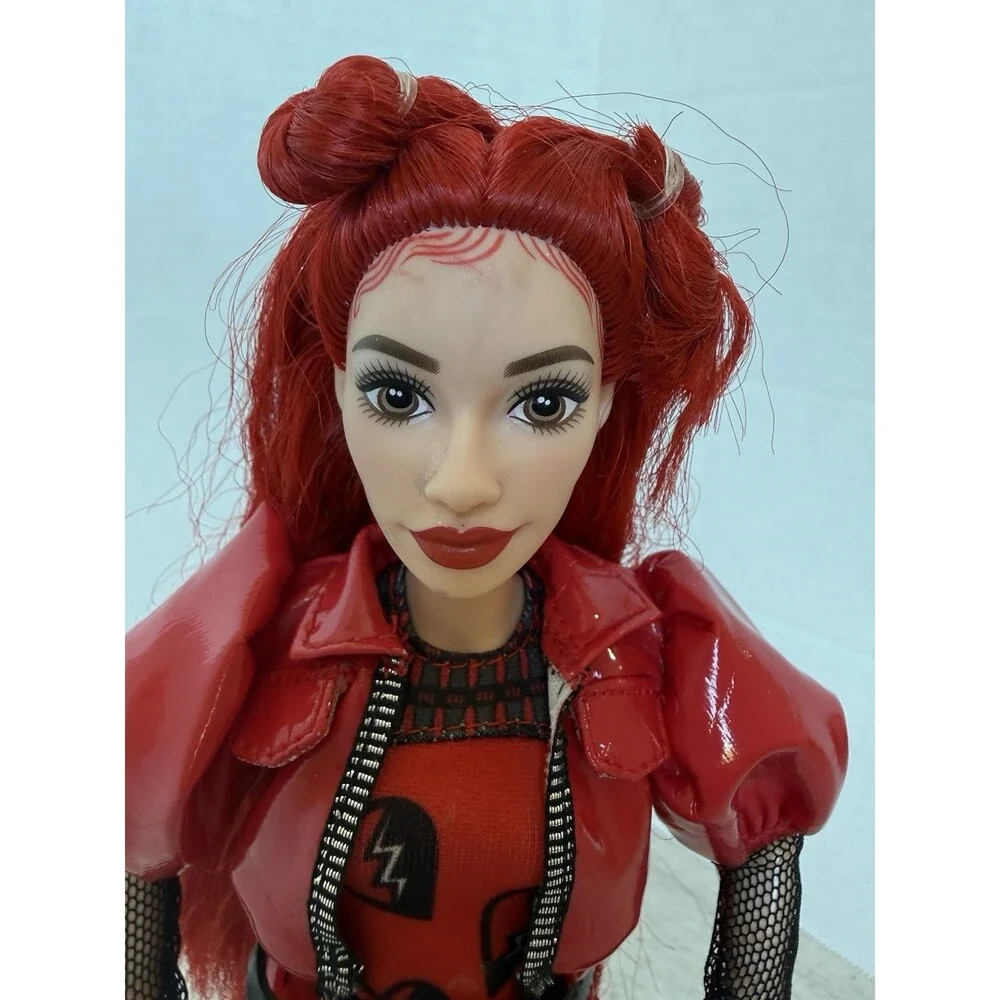Disney Descendants Doll Rise of Red Daughter of Queen of Hearts 11” & Doll Stand